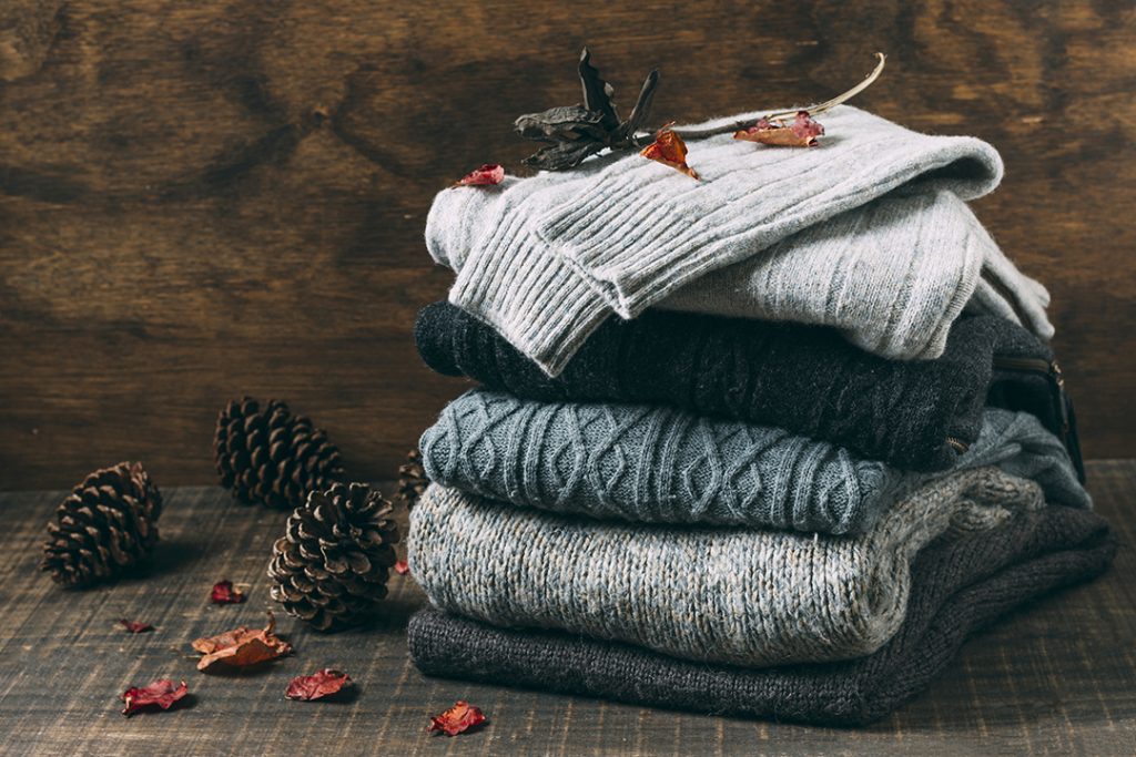 Carácter: firme y duradero, pero puede desteñirse si no se lava bien.

Errores comunes: lavarlo abierto, usar agua caliente o blanqueadores que adelgazan la fibra.

Cómo cuidarlo: lava del revés, en agua fría y con detergente moderado; separa por tonos para evitar transferencias.

Secado: cuélgalo a la sombra para conservar color y forma.

Alive recomendado: detergente para todo tipo o con suavizante, según preferencia de tacto. Así, cuidar los tejidos de la ropa en denim mantiene color y estructura.